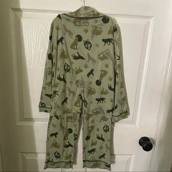 Bass Pro boys sz 7 PJ’s and robe set; 100% polyester; Green and brown wolf print - Picture 5 of 6